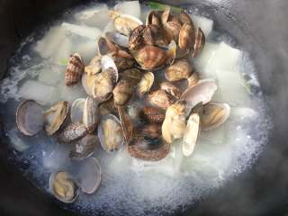 11、冬瓜蛤蜊汤,然后加入蛤蜊，再煮2分钟即可