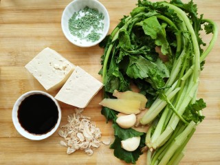 1、苔菜豆腐虾皮鲜汤,准备好所有食材