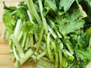 3、苔菜豆腐虾皮鲜汤,苔菜切段