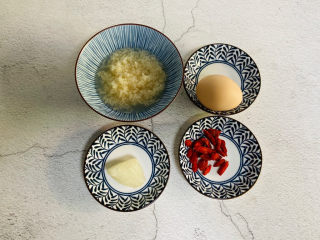 1、鸡蛋醪糟汤,准备好食材