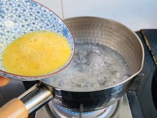 5、鸡蛋醪糟汤,倒入蛋液