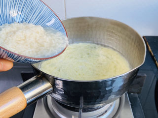 7、鸡蛋醪糟汤,倒入醪糟，小火煮20秒即可