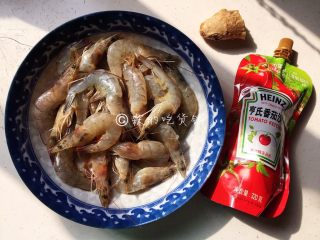 1、酸酸甜甜滴茄汁大虾,食材。