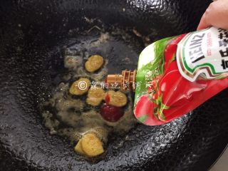 8、酸酸甜甜滴茄汁大虾,随后放入番茄沙司。