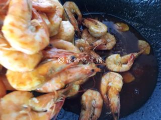 12、酸酸甜甜滴茄汁大虾,把炸好的虾倒入，轻轻翻炒至均匀裹上酱汁。