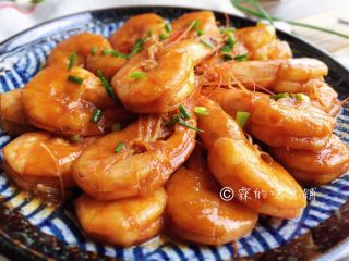 13、酸酸甜甜滴茄汁大虾,收汁后，出锅装盘。
