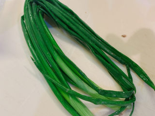 5、虫草花排骨汤,葱洗干净沥干