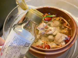 9、虫草花排骨汤,再放入2勺料酒，大火煮开小火炖煮1个小时。最后夹出葱，放入枸杞加入盐，即可出锅