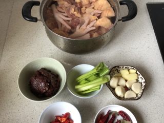 1、土豆烧鸡,鸡肉多泡泡,去血水,洗净控干水份