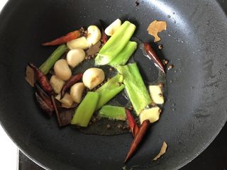 3、土豆烧鸡,下姜片,大蒜,葱段爆香