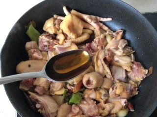 5、土豆烧鸡,加2勺料酒