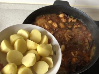 12、土豆烧鸡,加入切块的土豆和香菇