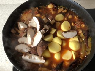 13、土豆烧鸡,翻炒一下