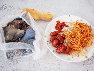 1、虫草花乌鸡汤,准备好材料