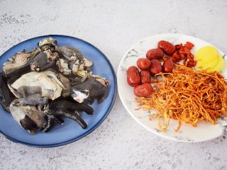 2、虫草花乌鸡汤,乌鸡斩小块焯掉血水用清水冲洗干净备用，红枣、枸杞、虫草花洗净备用，姜切片