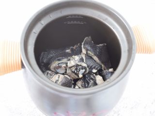3、虫草花乌鸡汤,砂锅中放入乌鸡