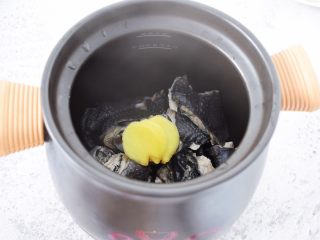 4、虫草花乌鸡汤,放入姜片