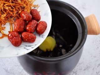 5、虫草花乌鸡汤,放入红枣