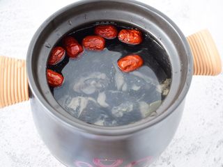 6、虫草花乌鸡汤,加入适量的水