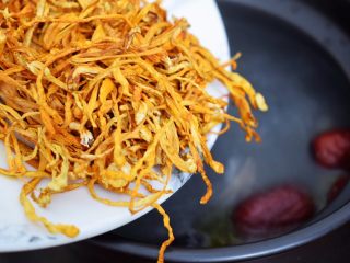 8、虫草花乌鸡汤,煲至大约1小时后加入虫草花，盖上锅盖继续炖煮