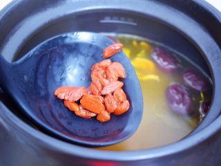 9、虫草花乌鸡汤,剩下最后15分钟时加入枸杞