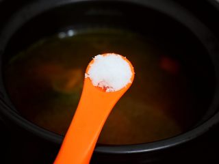 10、虫草花乌鸡汤,出锅前再根据个人口味加入盐调味即可