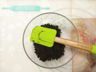3、免烤快手的奥利奥芝士蛋糕,用刮刀拌匀。