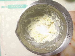 5、免烤快手的奥利奥芝士蛋糕,软化的奶油奶酪中加入30克细砂糖。