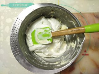 8、免烤快手的奥利奥芝士蛋糕,打发好的淡奶油加入奶油奶酪中。