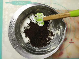 9、免烤快手的奥利奥芝士蛋糕,再加入剩余的40克奥利奥饼干碎。