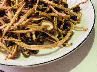 7、茶树菇炖鸡汤,泡好的茶树菇捞起，剪掉菇头，盛碗里待用