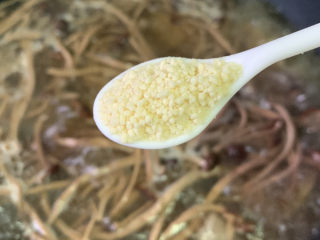 14、茶树菇炖鸡汤,大火烧开，加鸡精