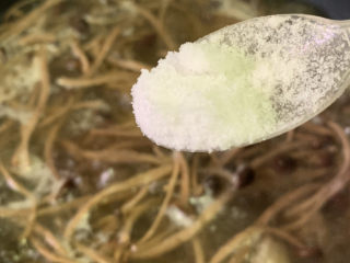 15、茶树菇炖鸡汤,加盐