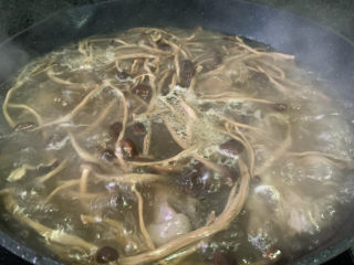 16、茶树菇炖鸡汤,搅拌均匀调料