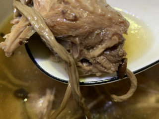 18、茶树菇炖鸡汤,时间到，就可以打开锅盖，盛碗里