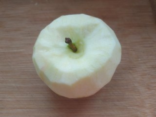 3、苹果银耳红枣汤,苹果洗净去皮