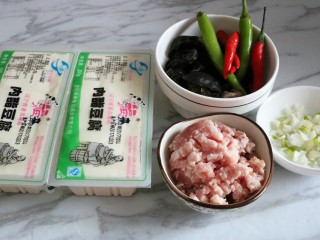 1、肉末蒸豆腐,准备食材