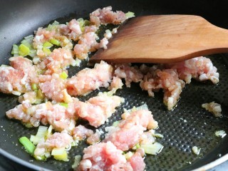 6、肉末蒸豆腐,再将肉末放入煸炒,火不用太大,不然肉末容易硬~