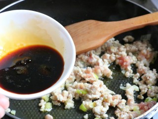 7、肉末蒸豆腐,放入生抽、耗油、盐、糖进行调味煸炒~