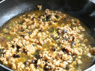 9、肉末蒸豆腐,加入适量温水~