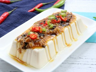 11、肉末蒸豆腐,最后将肉末浇到内酯豆腐上,小米椒杭椒撒在上面点缀就可以啦~