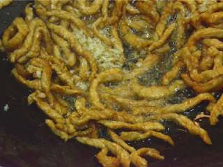 7、青椒肉丝,放入蒜末炒香。