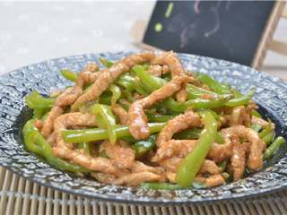10、青椒肉丝,一盘青椒肉丝就做好了。