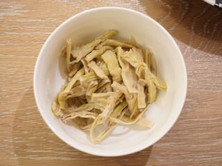 9、时令开胃汤,笋干洗净挤干水份，切成小段