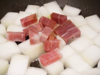 12、时令开胃汤,加入火腿块翻炒