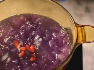 3、经常喝这碗银耳紫薯羹，会让你肌肤由内而外带出健康光泽,出锅前撒入枸杞即可