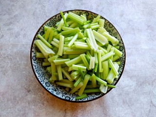 2、芹菜炒干豆腐,芹菜切段