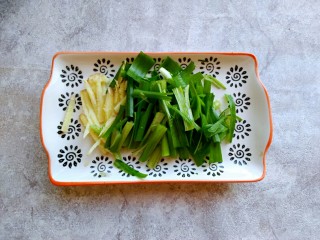 3、芹菜炒干豆腐,葱姜切丝