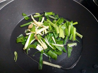 7、芹菜炒干豆腐,锅中油热，下葱姜爆香