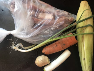 1、胡萝卜玉米排骨汤,准备好食材备用，提前烧两壶开水备用